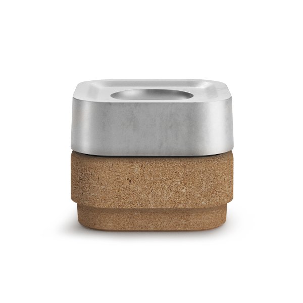 Recyceltes Material sowohl in der Korkschale als auch im Kerzenhalter.