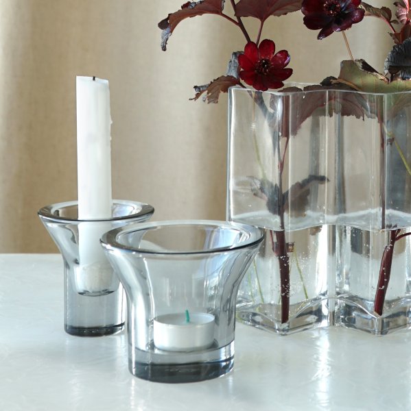 Candleholder and tealight holder