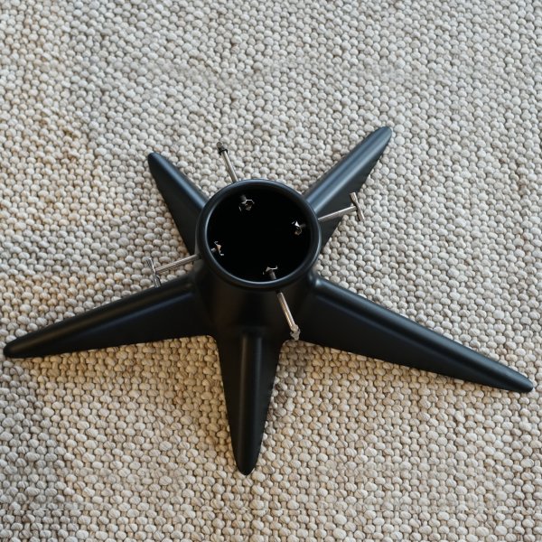 Cool designed x-mas tree stand in matte black