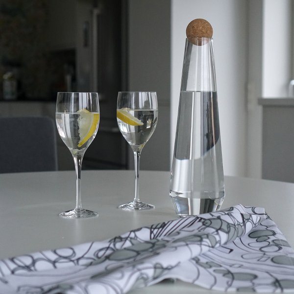 Karaffen med korkboll som medföljer